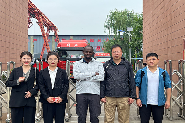 YSX sales and Kenyan customers took a group photo at the factory gate
